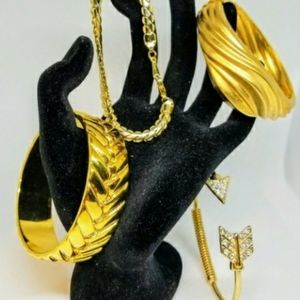 Bracelets Lot 4 Goldtone Bracelets